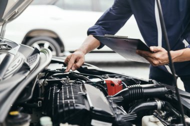 Otomobil tamircisi elleri ingiliz anahtarı, araba servisi ve bakımı ile bir araba motoru otomotiv atölyesini tamir ediyor..