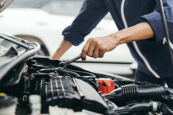 Automobile Mechanic Repairman Hands Repairing Car Engine Automotive Workshop Wrench — Stock Photo, Image