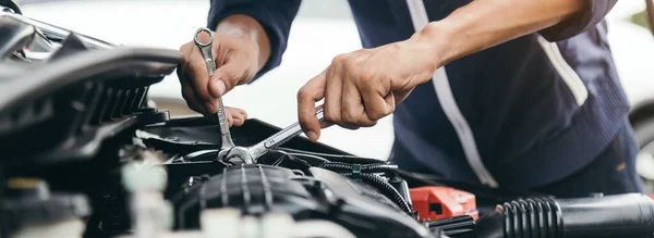 自動車整備士の手は レンチ 車のサービスとメンテナンスで車のエンジン自動車ワークショップを修復します 修理サービス — ストック写真