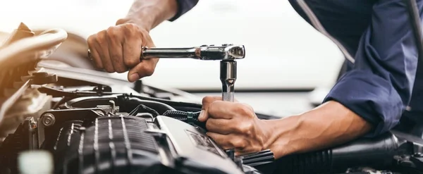 自動車整備士の手は レンチ 車のサービスとメンテナンスで車のエンジン自動車ワークショップを修復します 修理サービス — ストック写真