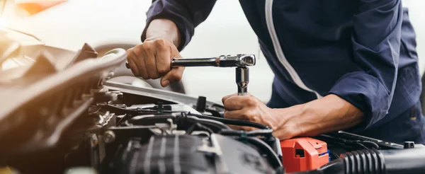 Automóvel Mecânico Reparador Mãos Reparar Carro Motor Oficina Automotiva Com — Fotografia de Stock