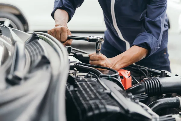 Automobilový Mechanik Opravář Rukou Opravy Automobilového Motoru Automobilové Dílny Klíčem — Stock fotografie