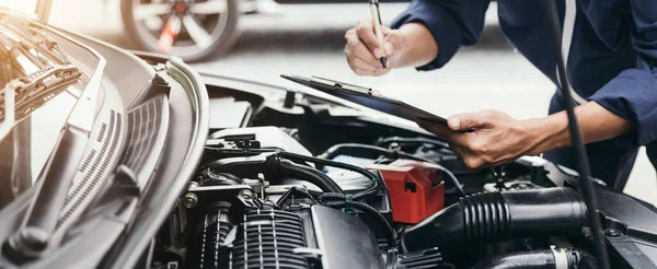 Otomobil tamircisi elleri ingiliz anahtarı, araba servisi ve bakımı ile bir araba motoru otomotiv atölyesini tamir ediyor..