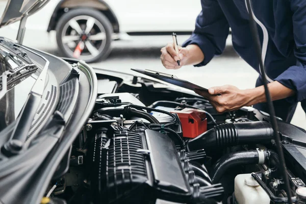 Automobiel Monteur Reparateur Handen Repareren Van Een Auto Motor Automotive — Stockfoto