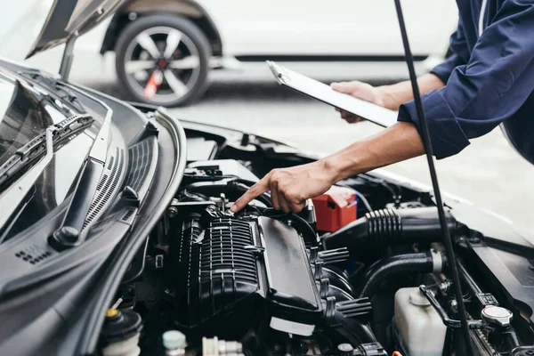 Automobile Meccanico Riparatore Mani Riparazione Motore Auto Officina Automobilistica Con — Foto Stock