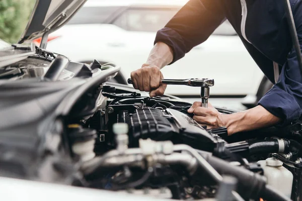 Automobile Mechanic Repairman Hands Repairing Car Engine Automotive Workshop Wrench — Stock Photo, Image