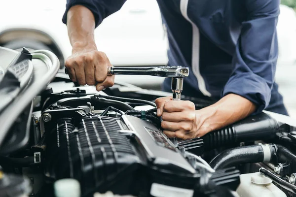 汽车修理工手工修理汽车发动机车间 带有扳手 汽车维修和保养 维修服务 — 图库照片