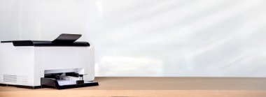 Yazıcı, fotokopi makinesi, tarayıcı ofiste. Bir sayfa kağıdı ve fotokopi fotokopisi basan belgeyi taramak için işyeri, fotokopi makinesi.