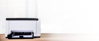 Yazıcı, fotokopi makinesi, tarayıcı ofiste. Bir sayfa kağıdı ve fotokopi fotokopisi basan belgeyi taramak için işyeri, fotokopi makinesi.