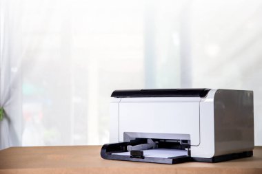 Yazıcı, fotokopi makinesi, tarayıcı ofiste. Bir sayfa kağıdı ve fotokopi fotokopisi basan belgeyi taramak için işyeri, fotokopi makinesi.