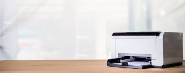 Yazıcı, fotokopi makinesi, tarayıcı ofiste. Bir sayfa kağıdı ve fotokopi fotokopisi basan belgeyi taramak için işyeri, fotokopi makinesi.