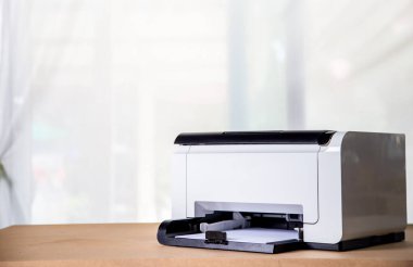 Yazıcı, fotokopi makinesi, tarayıcı ofiste. Bir sayfa kağıdı ve fotokopi fotokopisi basan belgeyi taramak için işyeri, fotokopi makinesi.