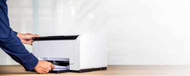 Yazıcı, fotokopi makinesi, tarayıcı ofiste. Bir sayfa kağıdı ve fotokopi fotokopisi basan belgeyi taramak için işyeri, fotokopi makinesi.