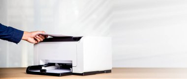 Yazıcı, fotokopi makinesi, tarayıcı ofiste. Bir sayfa kağıdı ve fotokopi fotokopisi basan belgeyi taramak için işyeri, fotokopi makinesi.