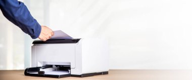 Yazıcı, fotokopi makinesi, tarayıcı ofiste. Bir sayfa kağıdı ve fotokopi fotokopisi basan belgeyi taramak için işyeri, fotokopi makinesi.