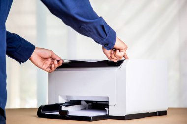 Yazıcı, fotokopi makinesi, tarayıcı ofiste. Bir sayfa kağıdı ve fotokopi fotokopisi basan belgeyi taramak için işyeri, fotokopi makinesi.