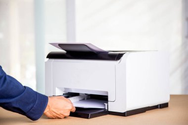 Yazıcı, fotokopi makinesi, tarayıcı ofiste. Bir sayfa kağıdı ve fotokopi fotokopisi basan belgeyi taramak için işyeri, fotokopi makinesi.