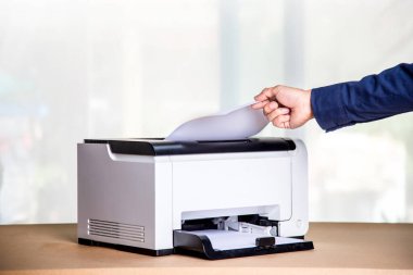 Yazıcı, fotokopi makinesi, tarayıcı ofiste. Bir sayfa kağıdı ve fotokopi fotokopisi basan belgeyi taramak için işyeri, fotokopi makinesi.