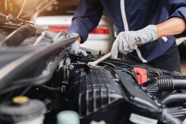 Otomobil tamircisi elleri ingiliz anahtarı, araba servisi ve bakımı ile bir araba motoru otomotiv atölyesini tamir ediyor..