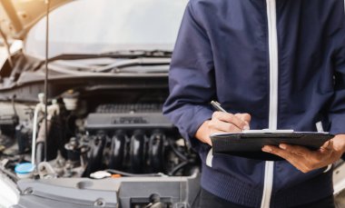 Otomobil tamircisi elleri ingiliz anahtarı, araba servisi ve bakımı ile bir araba motoru otomotiv atölyesini tamir ediyor..
