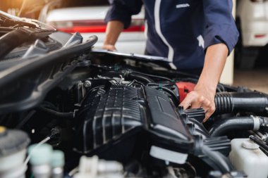 Otomobil tamircisi elleri ingiliz anahtarı, araba servisi ve bakımı ile bir araba motoru otomotiv atölyesini tamir ediyor..
