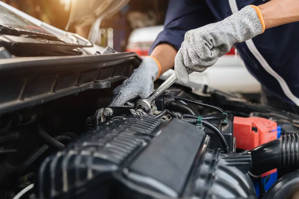 Automobile Mechanic Repairman Hands Repairing Car Engine Automotive Workshop Wrench — Stock Photo, Image