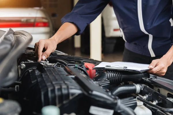 Automobile Meccanico Riparatore Mani Riparazione Motore Auto Officina Automobilistica Con — Foto Stock