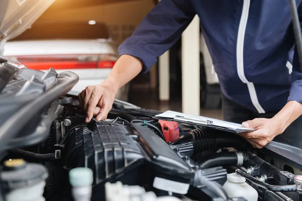 Automóvel Mecânico Reparador Mãos Reparar Carro Motor Oficina Automotiva Com — Fotografia de Stock