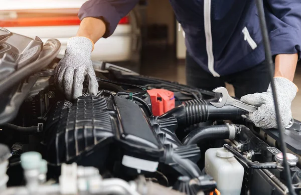 Mecánico Del Automóvil Reparador Manos Reparación Taller Automoción Motor Coche —  Fotos de Stock