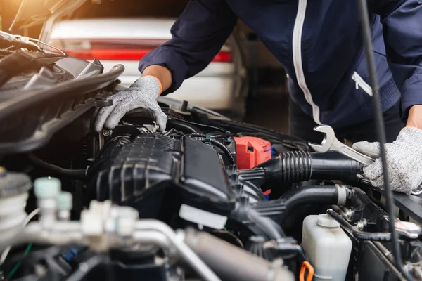 Automobile Mechanic Repairman Hands Repairing Car Engine Automotive Workshop Wrench — Stock Photo, Image