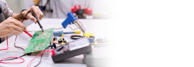 Ellerinizi kapatın. Ellerinizi tutun. Alet tamiratı elektronik üretim hizmetleri, elektronik cihazların onarımı, teneke lehimleme parçaları..