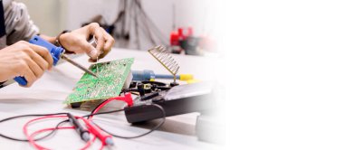 Ellerinizi kapatın. Ellerinizi tutun. Alet tamiratı elektronik üretim hizmetleri, elektronik cihazların onarımı, teneke lehimleme parçaları..