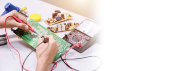 Ellerinizi kapatın. Ellerinizi tutun. Alet tamiratı elektronik üretim hizmetleri, elektronik cihazların onarımı, teneke lehimleme parçaları..