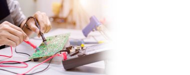 Ellerinizi kapatın. Ellerinizi tutun. Alet tamiratı elektronik üretim hizmetleri, elektronik cihazların onarımı, teneke lehimleme parçaları..