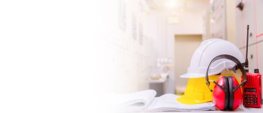 Kontrol odasında standart inşaat güvenlik ekipmanı, İnşaat ve Güvenlik Konsepti.