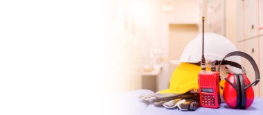 Kontrol odasında standart inşaat güvenlik ekipmanı, İnşaat ve Güvenlik Konsepti.