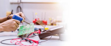 Ellerinizi kapatın. Ellerinizi tutun. Alet tamiratı elektronik üretim hizmetleri, elektronik cihazların onarımı, teneke lehimleme parçaları..