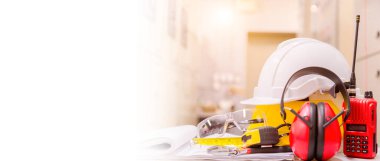 Kontrol odasında standart inşaat güvenlik ekipmanı, İnşaat ve Güvenlik Konsepti.