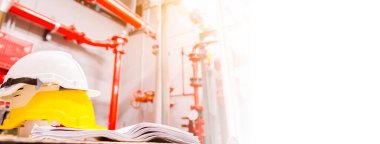 Kontrol odasında standart inşaat güvenlik ekipmanı, İnşaat ve Güvenlik Konsepti.