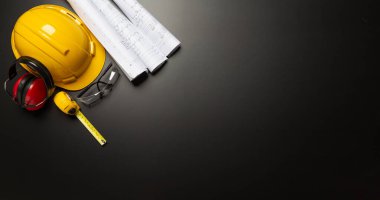 İş güvenliği. Ahşap arka planda inşaat alanı koruyucu ekipman, düz döşeme, kopyalama alanı, üst görünüm