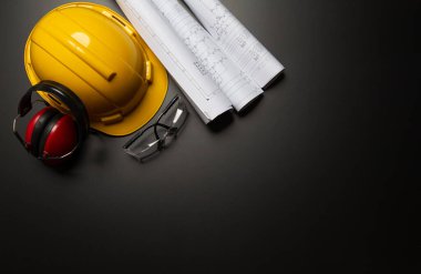 İş güvenliği. Ahşap arka planda inşaat alanı koruyucu ekipman, düz döşeme, kopyalama alanı, üst görünüm