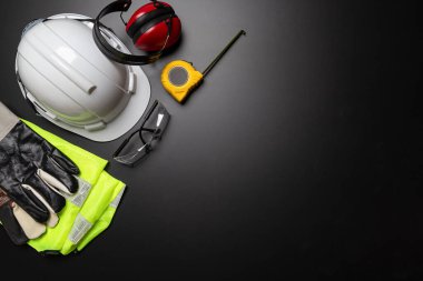 İş güvenliği. Ahşap arka planda inşaat alanı koruyucu ekipman, düz döşeme, kopyalama alanı, üst görünüm