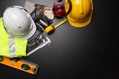 İş güvenliği. Ahşap arka planda inşaat alanı koruyucu ekipman, düz döşeme, kopyalama alanı, üst görünüm