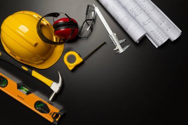 İş güvenliği. Ahşap arka planda inşaat alanı koruyucu ekipman, düz döşeme, kopyalama alanı, üst görünüm