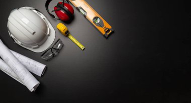 İş güvenliği. Ahşap arka planda inşaat alanı koruyucu ekipman, düz döşeme, kopyalama alanı, üst görünüm