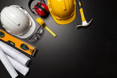 İş güvenliği. Ahşap arka planda inşaat alanı koruyucu ekipman, düz döşeme, kopyalama alanı, üst görünüm