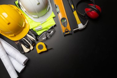 İş güvenliği. Ahşap arka planda inşaat alanı koruyucu ekipman, düz döşeme, kopyalama alanı, üst görünüm