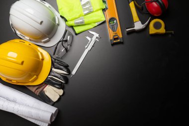 İş güvenliği. Ahşap arka planda inşaat alanı koruyucu ekipman, düz döşeme, kopyalama alanı, üst görünüm