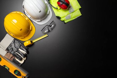 İş güvenliği. Ahşap arka planda inşaat alanı koruyucu ekipman, düz döşeme, kopyalama alanı, üst görünüm