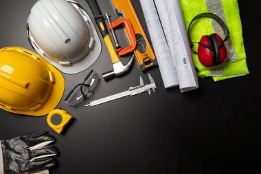 İş güvenliği. Ahşap arka planda inşaat alanı koruyucu ekipman, düz döşeme, kopyalama alanı, üst görünüm